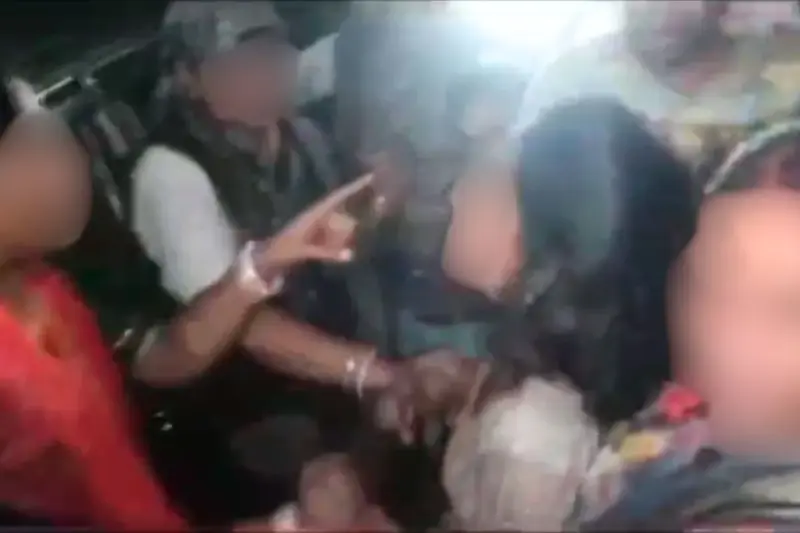 Rajasthan News : कैला देवी पदयात्रा में ‘बच्चा चोर’ महिला की धुनाई ! हैरान करने वाला वीडियो वायरल