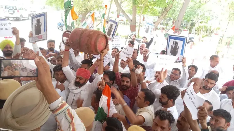 दाम घटाने की मांग, सिलेंडर लेकर हनुमानगढ़ कलक्ट्रेट पहुंचे कांग्रेस कार्यकर्ता, विरोध स्वरूप लकड़ी के चूल्हे पर सेेकी रोटियां