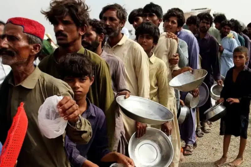 नई रिपोर्ट का दावा: पाकिस्तान में गरीबी 43.5% तक पहुँची, शहरों में हालात गांवों से भी खराब