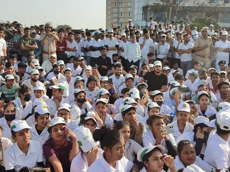 नीमराणा औद्योगिक क्षेत्र में मजदूरों का उग्र प्रदर्शन: कंपनी गेट पर हंगामा, पुलिस तैनाती