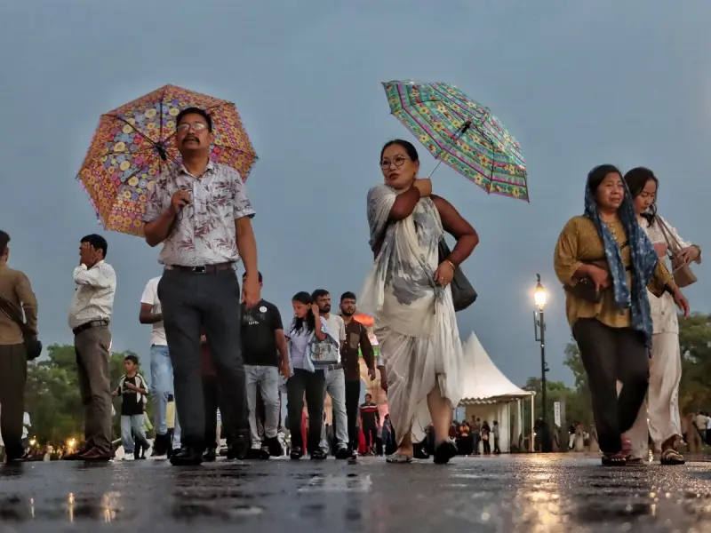 दिल्ली में एक दिन में तीन मौसम: तपता गर्मी, धूलभरी आंधी और भारी बारिश समेत बदलाव