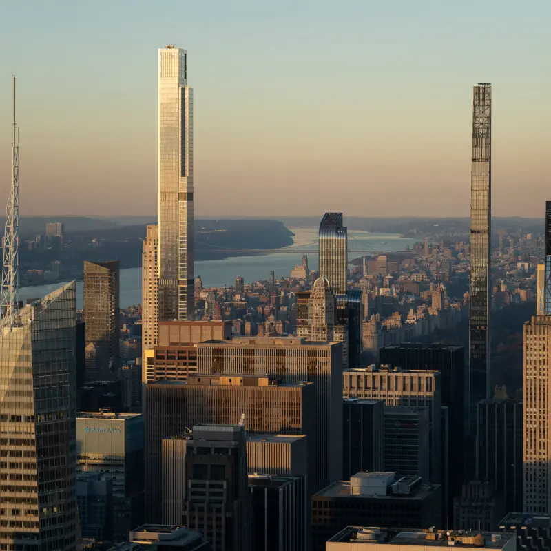 New York की Second-Home Tax Plan: रईस वर्ग के विरुद्ध बढ़ते विरोध और शहर का सामाजिक-आर्थिक फलक