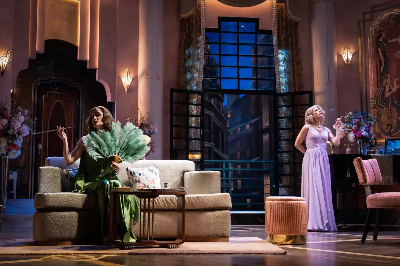Fallen Angels: Noël Coward की क्लासिक कॉमेडी पर Broadway का नवीनतम तुम-भर-जोश मंचन