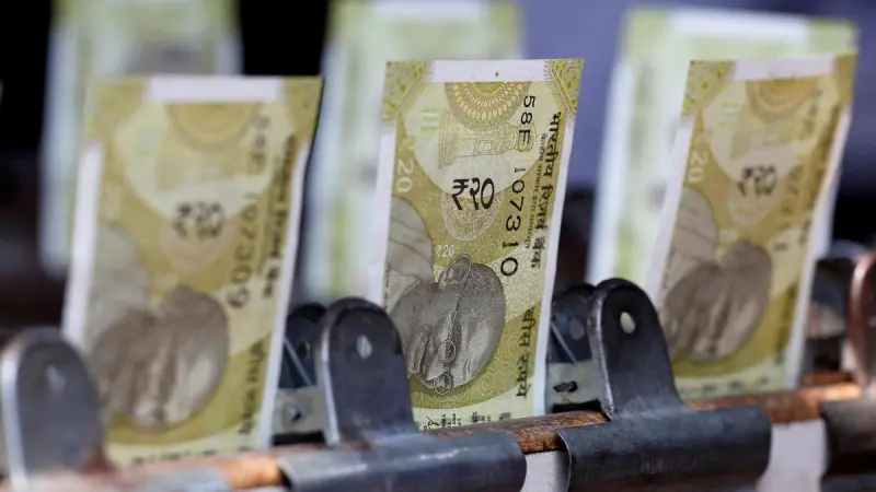 Rupee Strengthens to 92.78 Against the Dollar as Oil Prices Slump