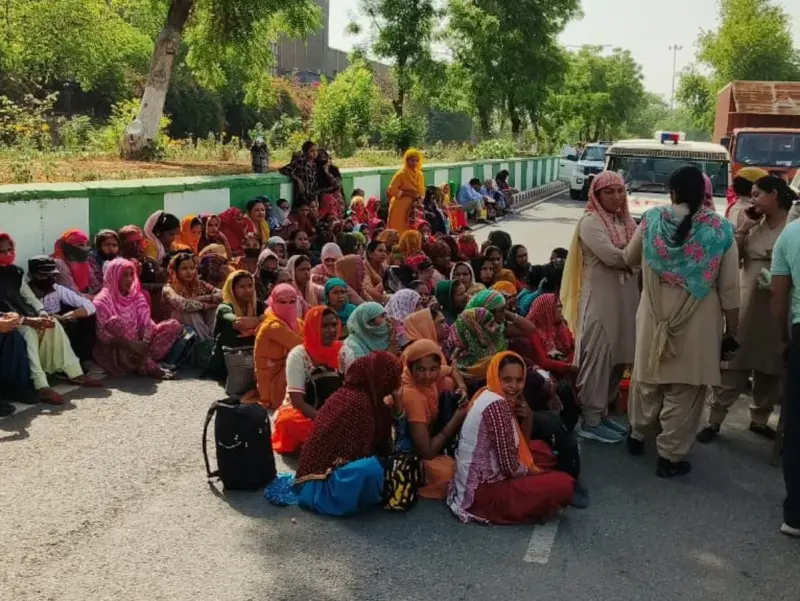 नीमराणा में मजदूरों का जोरदार प्रदर्शन: वेतन-वृद्धि की मांग के लिए सड़क जाम