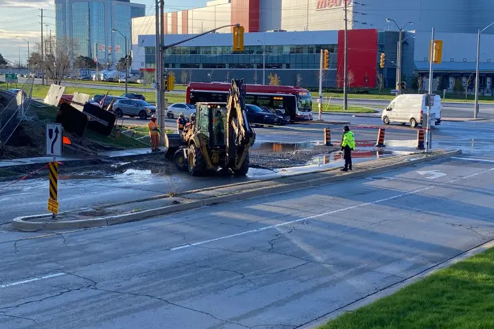Massive Water Main Break Triggers Weekend Floods in Etobicoke as Responders Rally