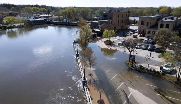 Fox River flood prompts closures as wary residents await crest
