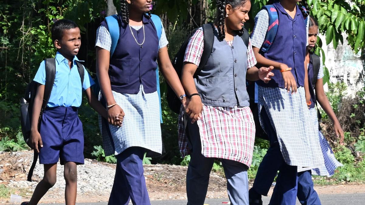 Back-to-school drive: central districts welcome students with kits and smiles
