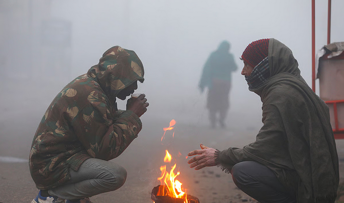 उत्तर भारत में बढ़ी ठंड, दिल्ली-एनसीआर में कोहरा, कश्मीर-हिमाचल में माइनस तापमान; राजस्थान और दक्षिण भारत में बारिश का अलर्ट