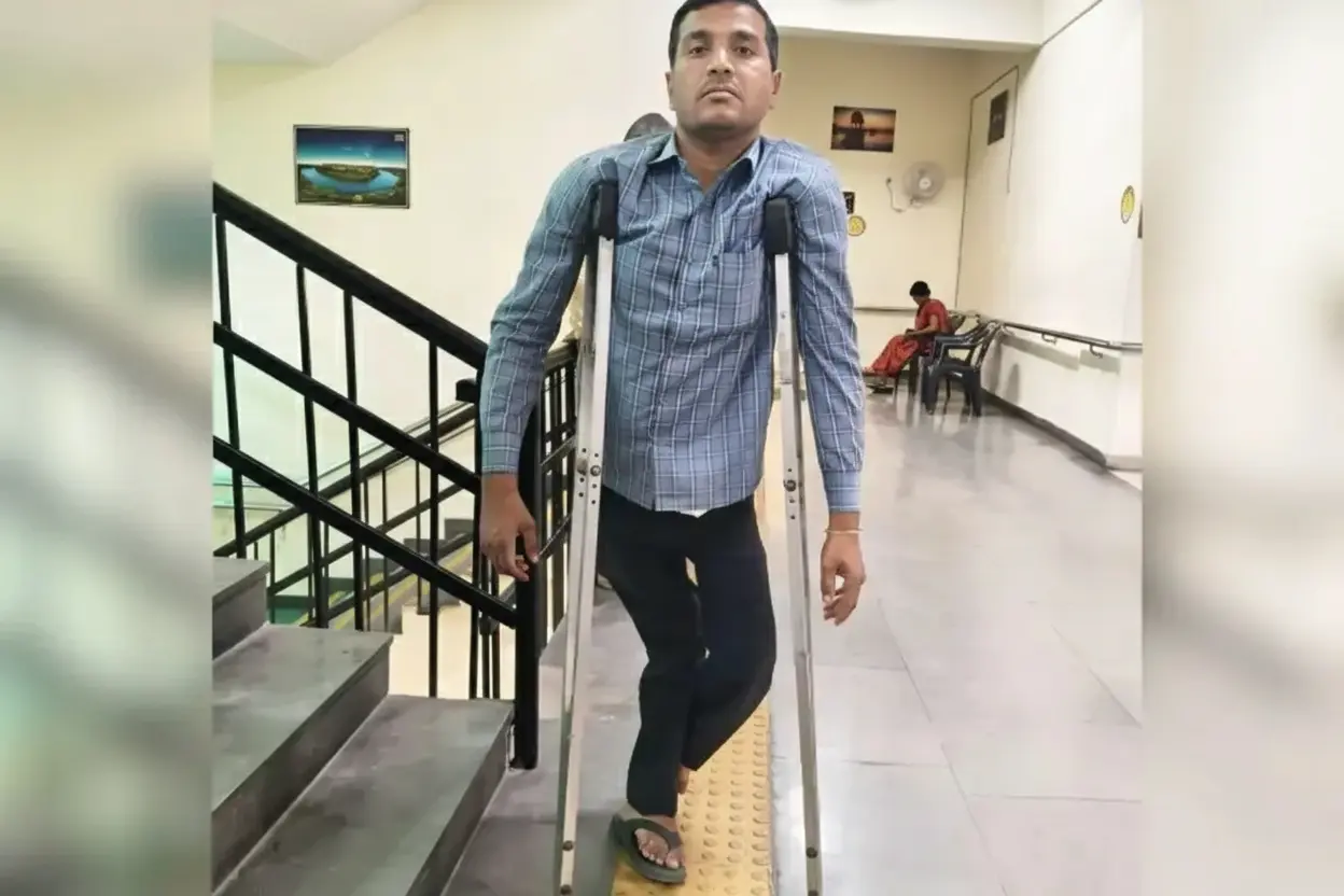 Rajasthan: टीचर खुद बैसाखी के सहारे, विभाग ने 150KM दूर कर दिया ट्रांसफर; निर्णय से परिवार भी टेंशन में