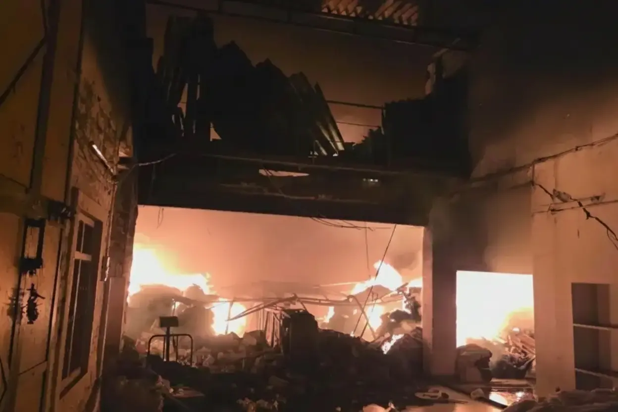 पाली की टेक्सटाइल फैक्ट्री में भीषण आग: 8 हजार कपड़े जलकर राख, आग की तपन से प्लास्टिक पिघला