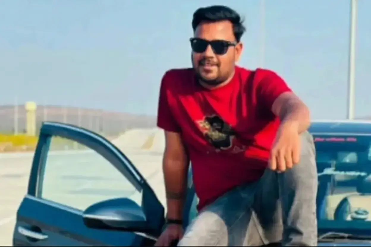 शादी से लौटते समय झालावाड़-जयपुर हाईवे पर दर्दनाक हादसा: कार पलटी, युवक घायल