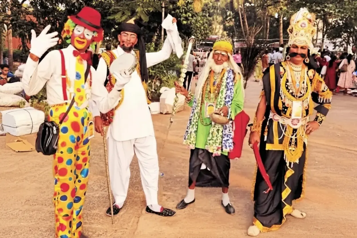 World Art Day: दादा, पिता और पौत्र—तीन पीढ़ियां मंच पर बहरूपिये कला को जिंदा रखती हैं