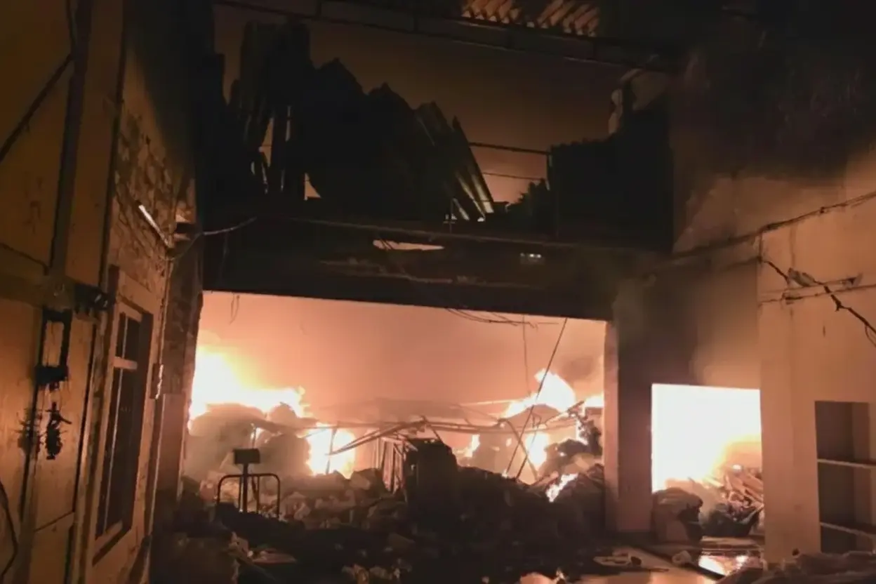 पाली की텍्सटाइल फैक्ट्री में आग: 8 हजार कपड़ों के थान जलकर राख