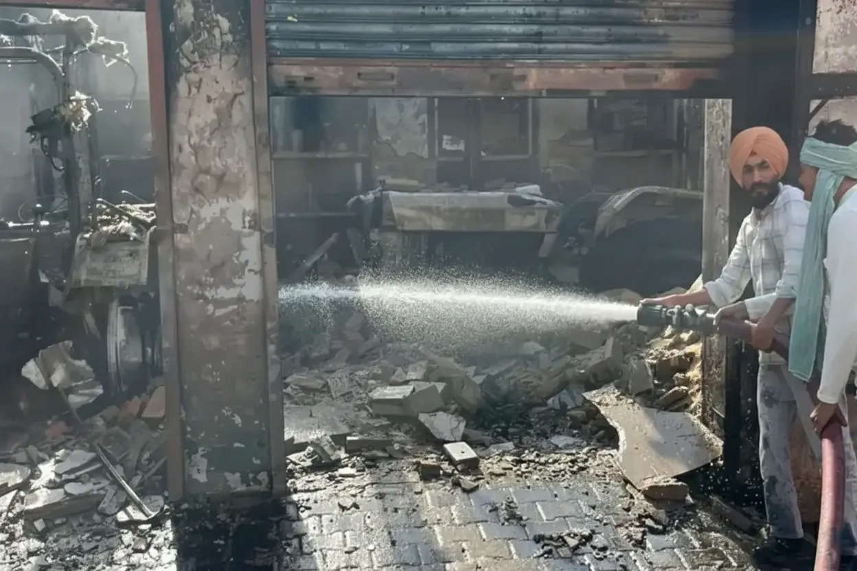 हनुमानगढ़ के मक्कासर में गैराज आग से छत उड़ा, ट्रैक्टर- बाइक जलीं