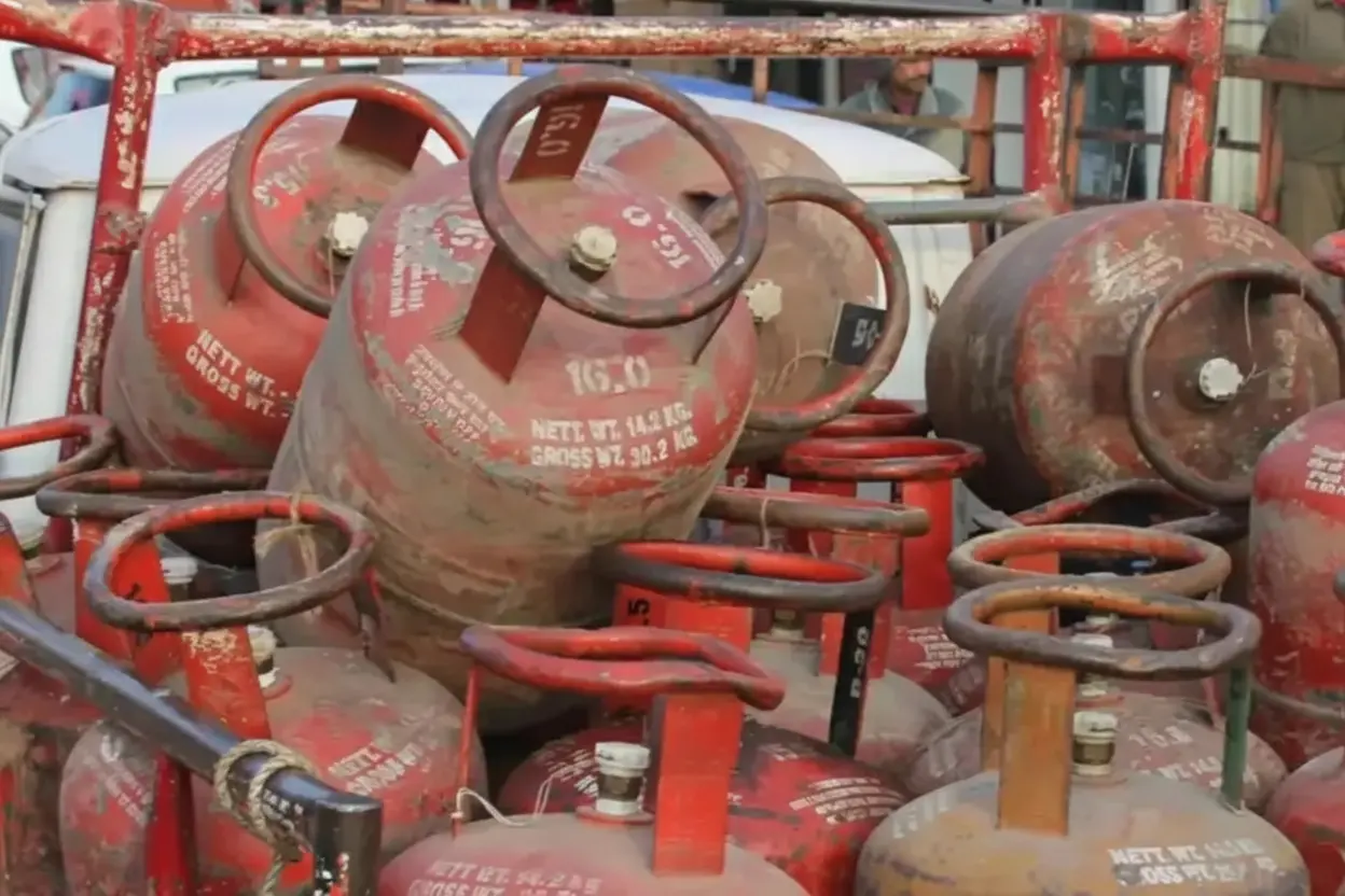 राजस्थान के ग्रामीण इलाकों में गैस सिलेंडर संकट: प्रशासन के सामने ऊंची चुनौती