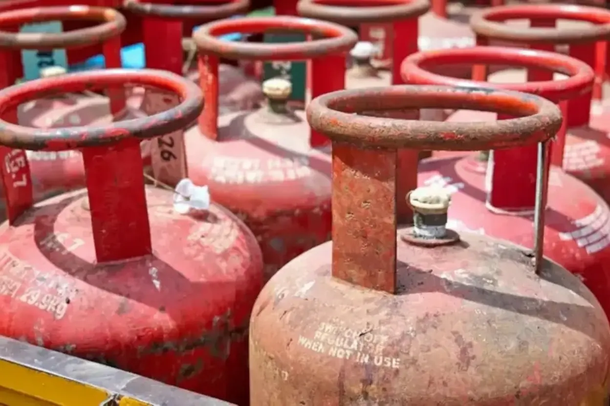 सीकर- UP प्रवास: गैस सिलेंडर आपूर्ति संकट में गांव लौटने के कगार पर स्ट्रीट वेंडर