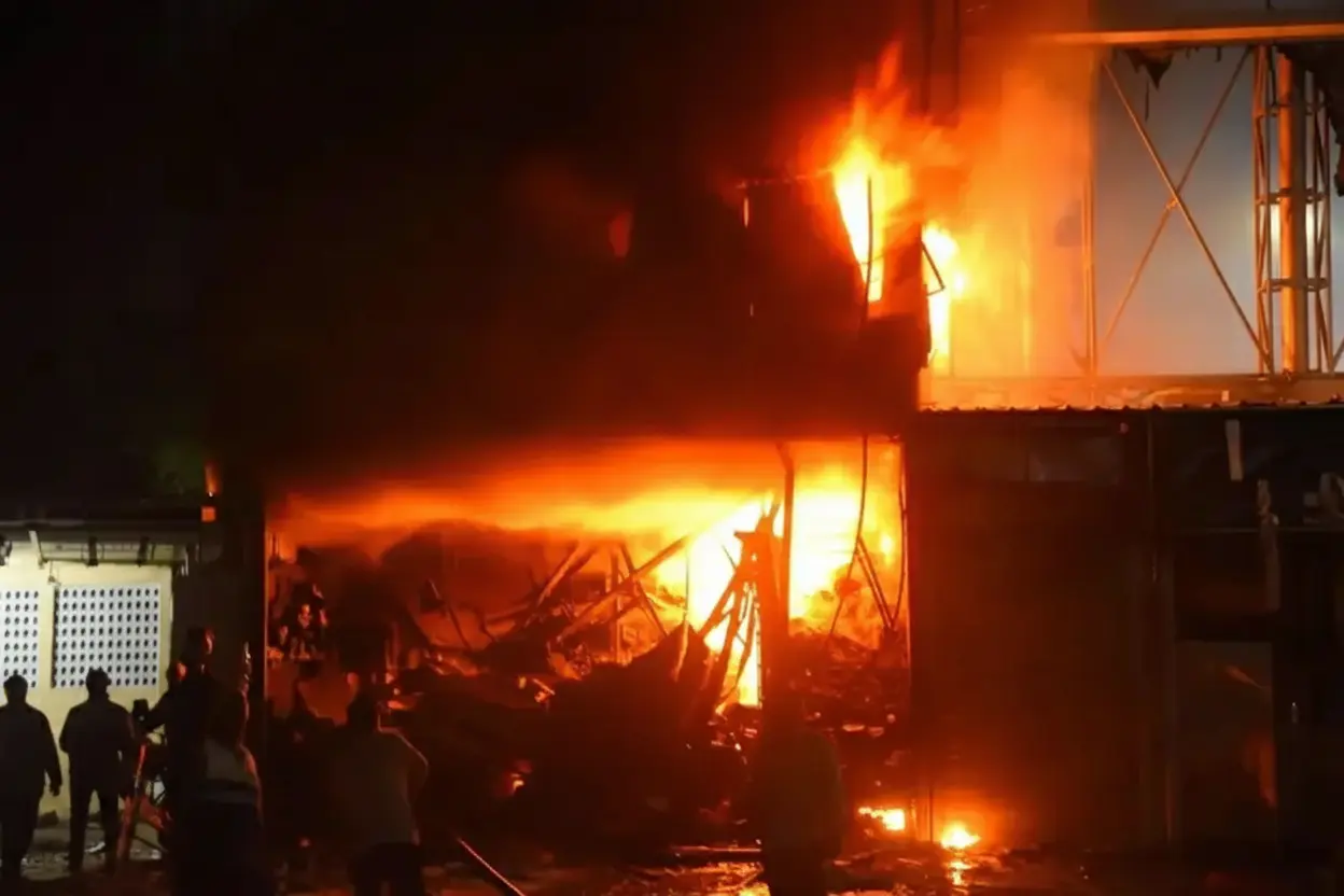 उदयपुर में पेंट शॉप आग: शॉर्ट सर्किट ने फैलाई लपटें, बगल की दुकानों तक पहुँची तबाही