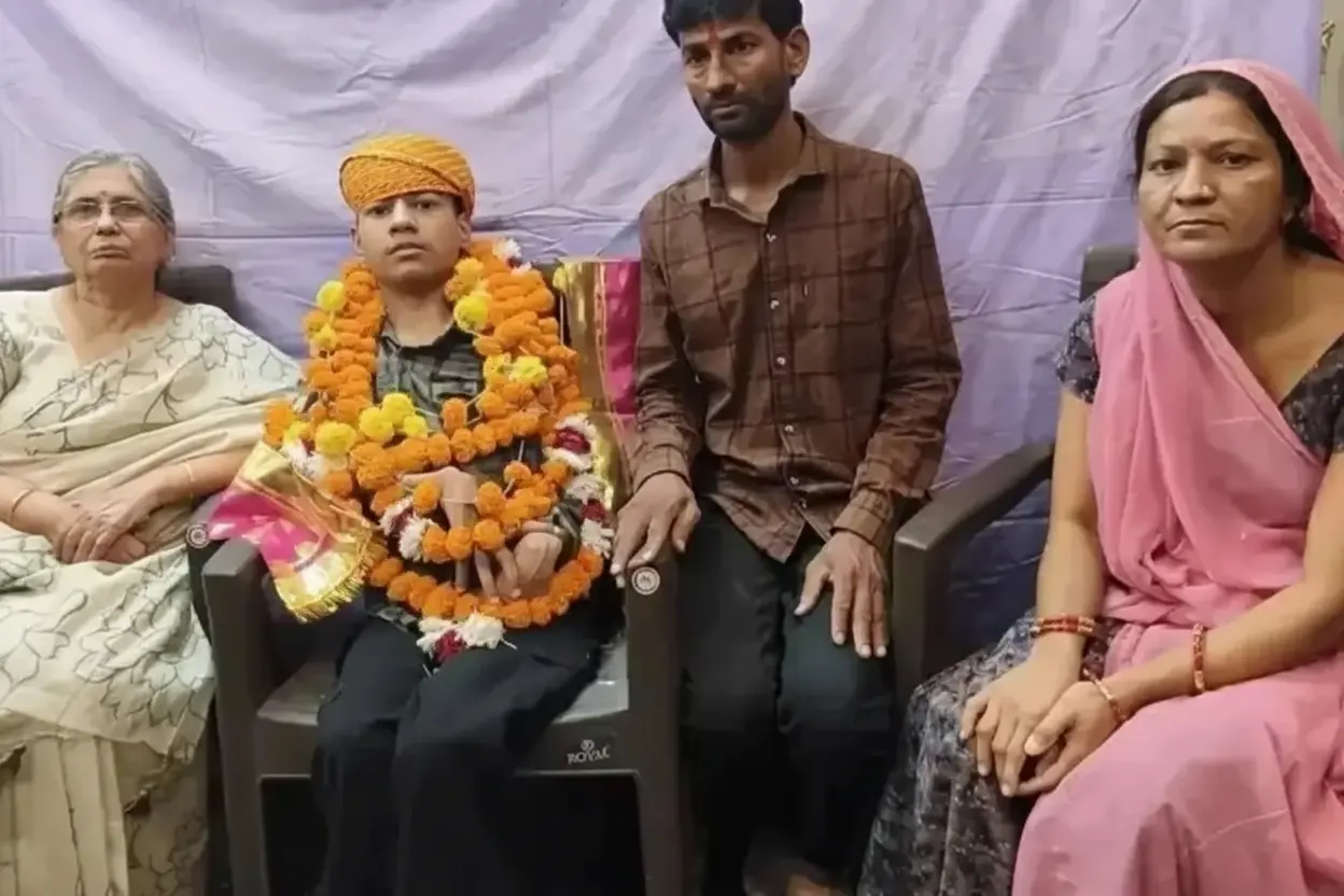 हाथों की कमी के बावजूद इतिहास रचने वाला छात्र: लक्षित परमार RBSE 10वीं में 100% अंक