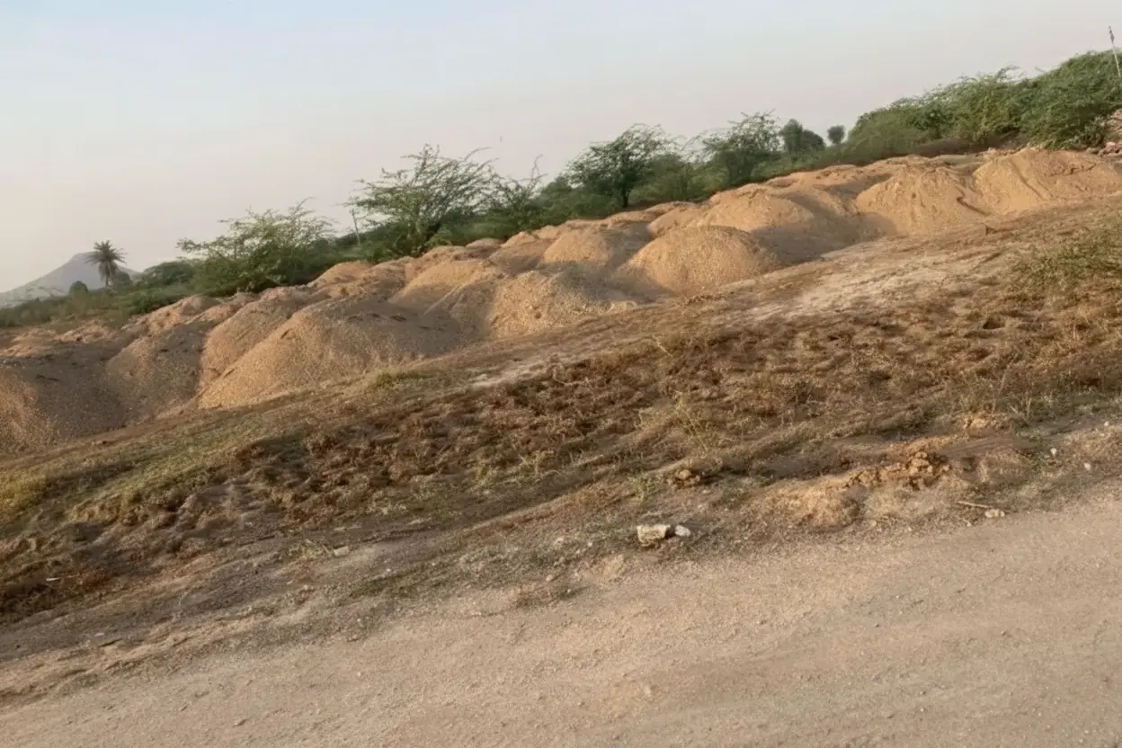 बजरी माफिया की दबंगई: किसान के खेत में डाला गया अवैध बजरी स्टॉक