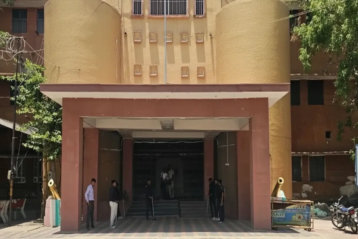 सेंट्रल एकेडमी: बिना मान्यता कक्षाएं जारी, शिक्षा विभाग ने कक्षाएं बंद करने के आदेश दिए